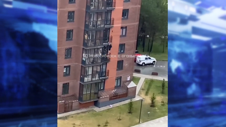 Новосибирцев поразил взбирающийся по балконам высотного дома мужчина
