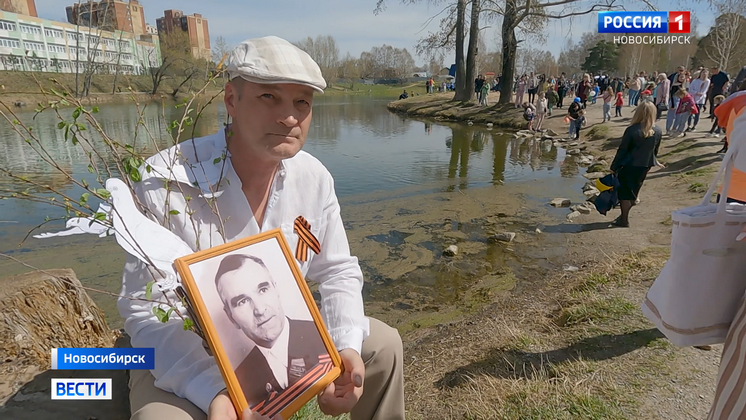 В Новосибирске на праздник 9 Мая горожане приходили с портретами своих ветеранов 