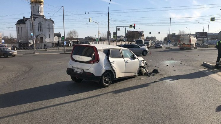 В Новосибирске 11-летняя девочка пострадала при столкновении двух автомобилей