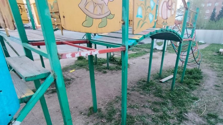 В Новосибирске под пятилетним мальчиком рухнула часть детского городка во дворе