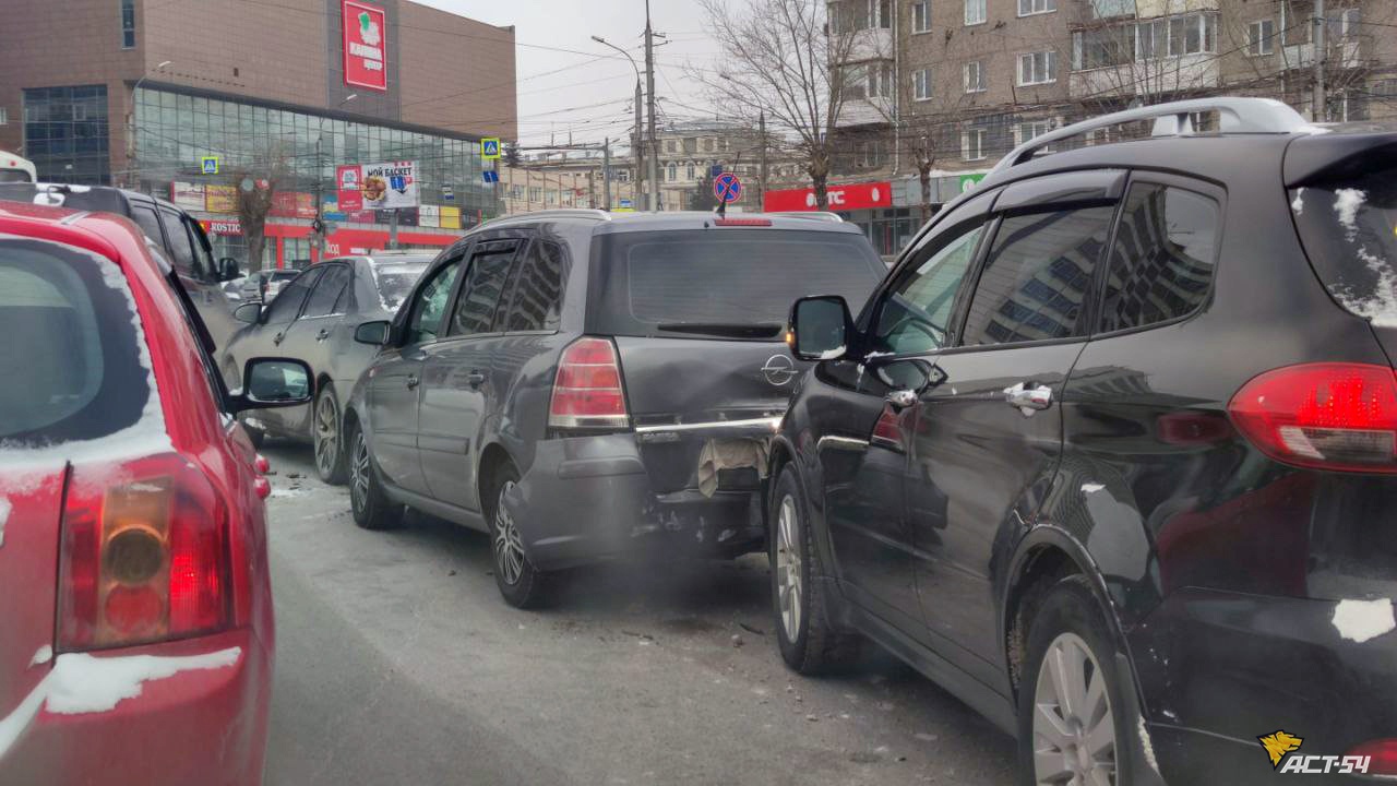 В Новосибирске три автомобиля устроили «паровозик» на площади Калинина -  Вести