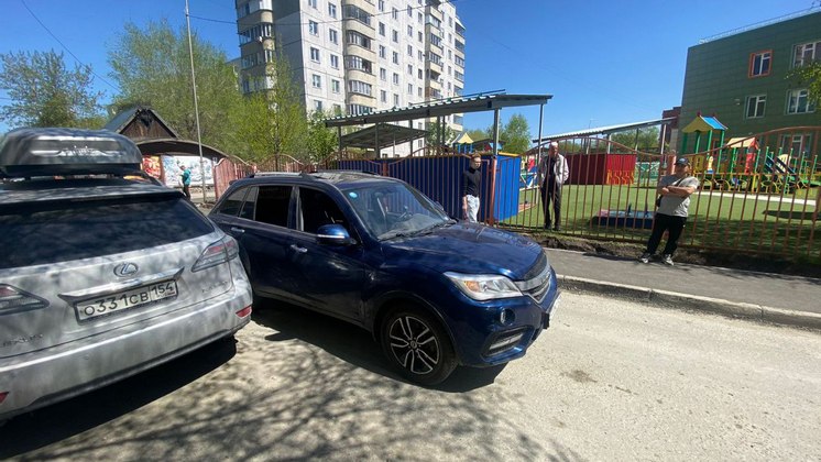 В Новосибирске автомобиль сбил перебегавшего дорогу семилетнего мальчика