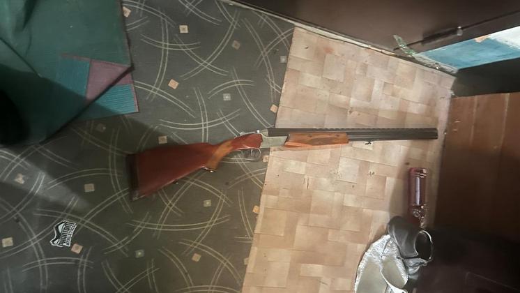 Новосибирец настрелял по двери соседа из охотничьего ружья на уголовное дело