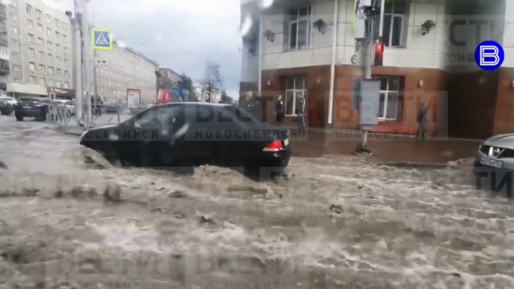 В Новосибирске мощный ливень с градом затопил улицы правого берега