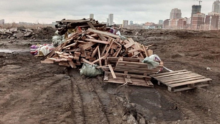 В Новосибирске под Димитровским мостом обнаружили свалку с мусором