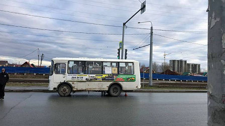 В Новосибирске четырехлетняя девочка оказалась в больнице после ДТП с автобусом