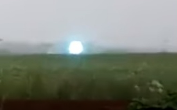 Новосибирцы сняли на видео шаровую молнию 