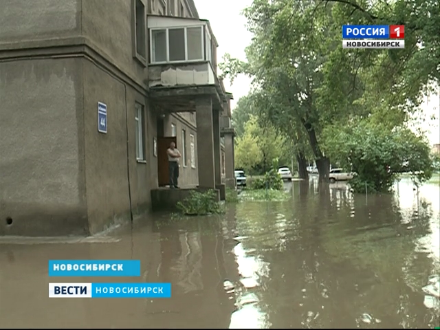 Улицы и сотни автомобилей ушли под воду после дождя в Новосибирске   