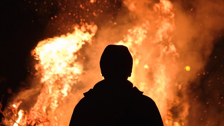 В Новосибирске загорелась баня в частном секторе Октябрьского района