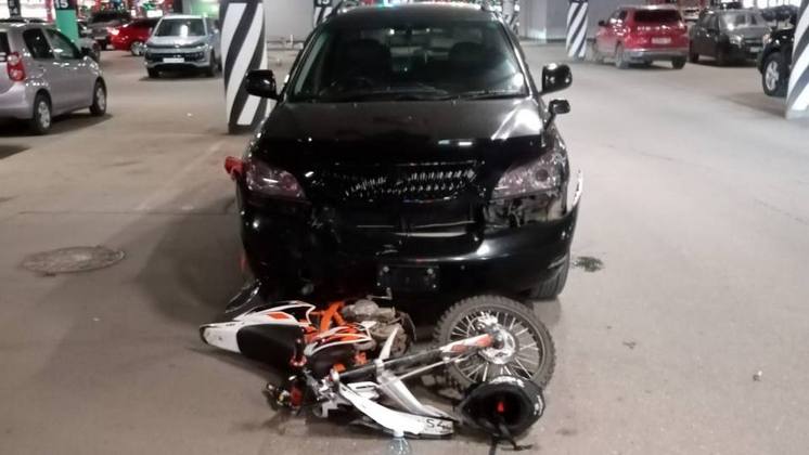 На парковке ТЦ в Новосибирске Lexus сбил питбайк с 12-летним водителем