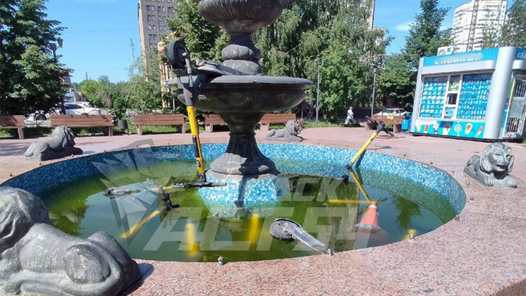 В Новосибирске хулиганы выкинули электросамокаты в фонтан