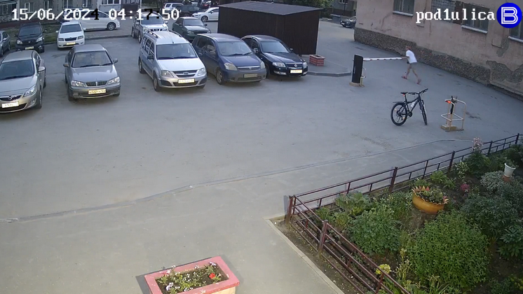 В Новосибирске агрессивный велосипедист крушил машины топором и сломал шлагбаум