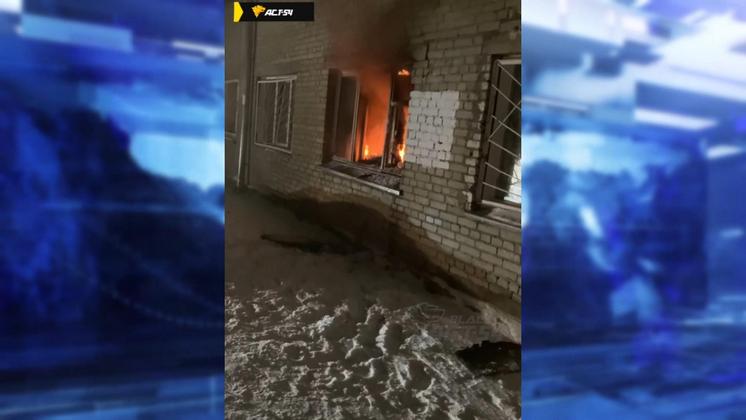 В Новосибирске соседи спасли двоих мужчин из горящей комнаты в общежитии