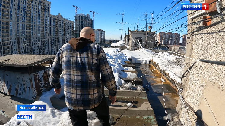 Квартиры новосибирцев затопило талыми водами из-за прохудившейся крыши