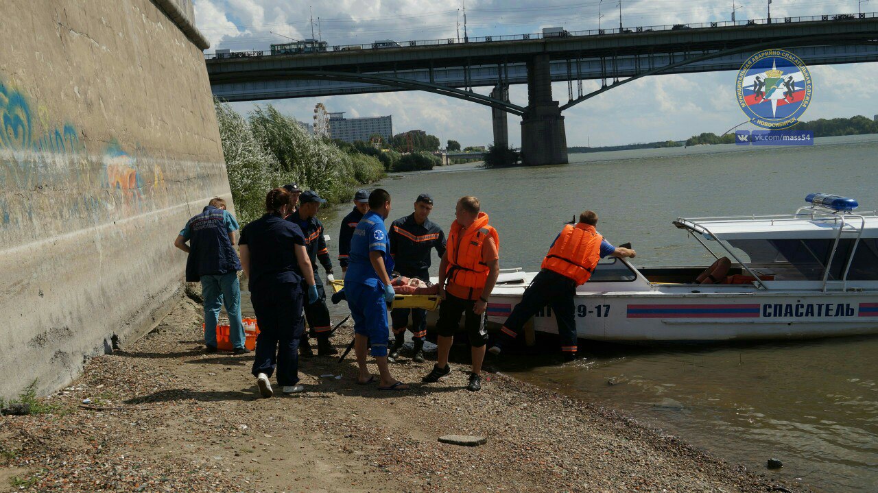 Новосибирск спасли. Спасатели обнаружили тело упавшей с моста девушки. Женщина в Новосибирске новости.