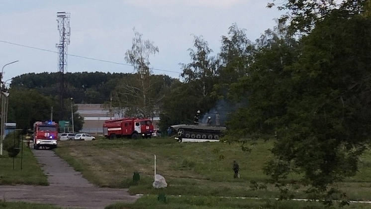 В бердском парке Победы пожарные приехали тушить боевую машину пехоты