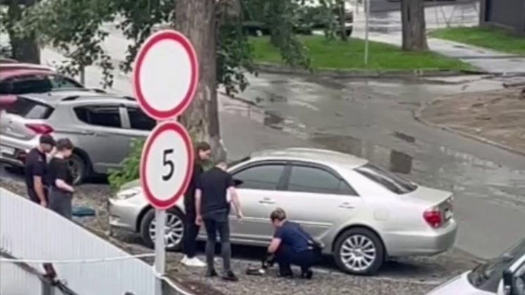 В Новосибирске нашли два мужских трупа в припаркованной во дворе дома машине