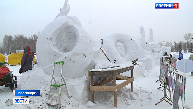 Новосибирцы возвели снежный городок в парке около «Сибирь-Арены»