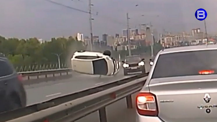 В Новосибирске автомобиль сделал кульбит на мосту и устроил большую пробку