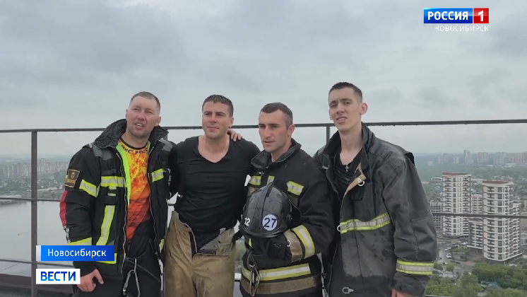Пожарные Новосибирска проверили выносливость скоростным подъёмом на высоту