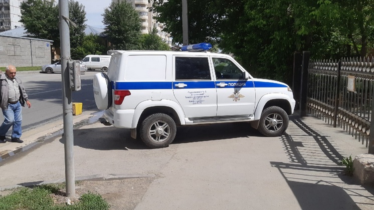 В Новосибирске полицейские на служебной машине припарковались на тротуаре