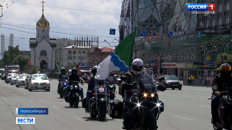 Парад спецтехники прошёл в центре Новосибирска в честь Дня города