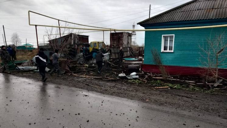 В Чулыме Новосибирской области машина влетела в забор жилого дома