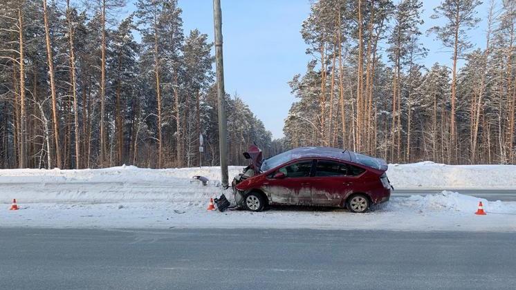 Иномарка влетела в столб на Бердском шоссе в Новосибирске