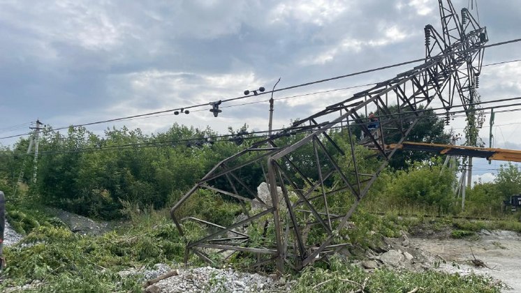 В Бердске возбудили уголовное дело после сноса опоры ЛЭП погрузчиком