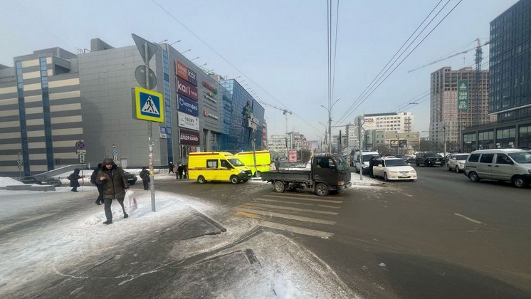 В Новосибирске автомобиль сбил дедушку с годовалым внуком на пешеходном переходе