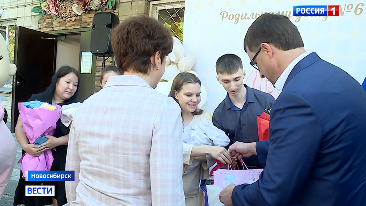 Новосибирские депутаты вручили подарки молодым родителям в роддоме № 6