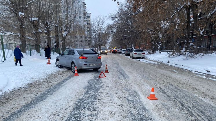 В Новосибирске 17-летний юноша попал под колёса авто