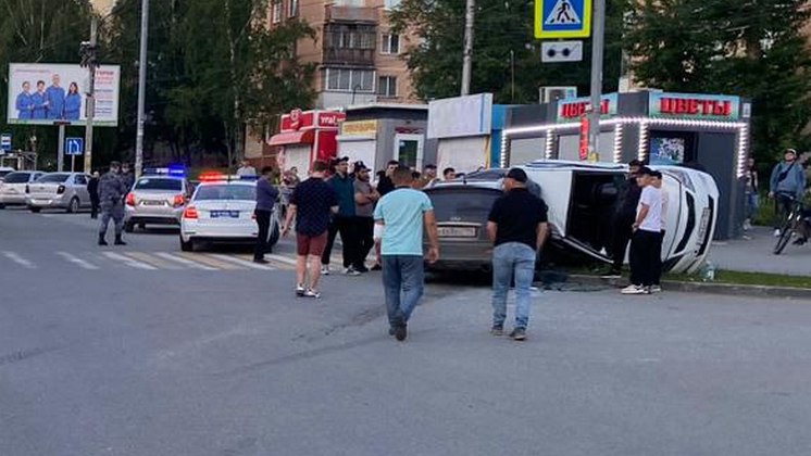 В Новосибирске автомобиль ударом поставил другую машину на бок и прижал к столбу