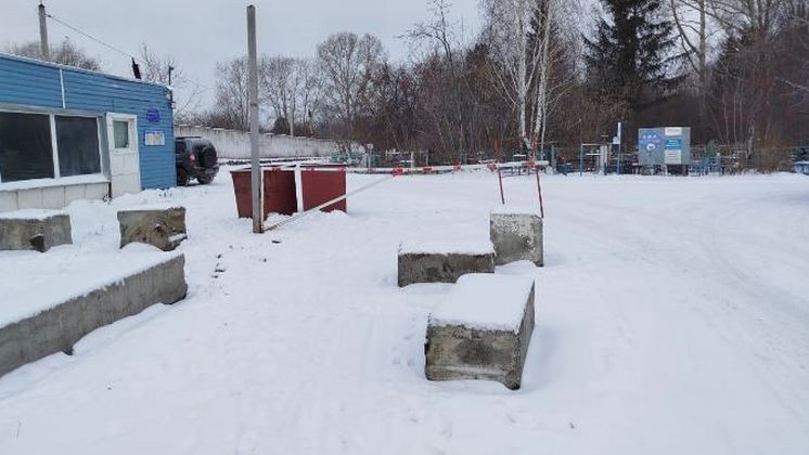 В Новосибирске закрыли проезд грузовиков через Клещихинское кладбище