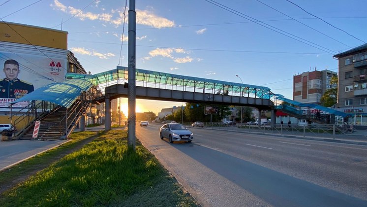 В Новосибирске на 1,5 месяца закроют пешеходный мост через улицу Большевистскую