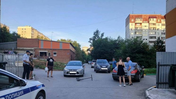 В Новосибирске автомобиль сбил 11-летнего электросамокатчика во дворе дома