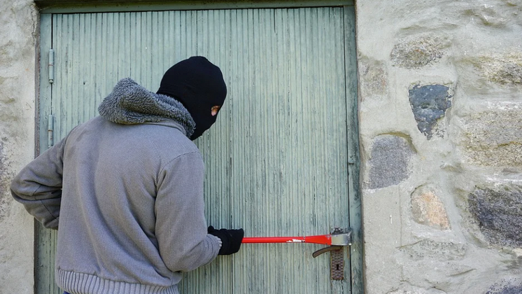 43-летний новосибирец украл из чужой квартиры цифровую приставку с пультом