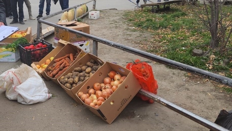 В Новосибирске торговцы овощами бросили товар и сбежали во время проверки 