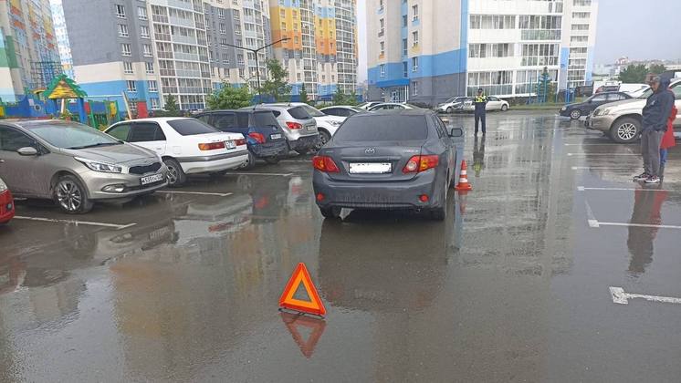 В Новосибирске автомобиль сбил шестилетнего велосипедиста во дворе дома