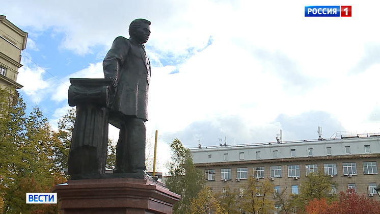 В Новосибирске впервые за 18 лет помыли памятник архитектору Андрею Крячкову