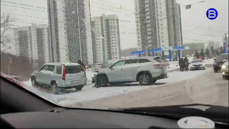 Сразу четыре автомобиля столкнулись на улице Ватутина в Новосибирске