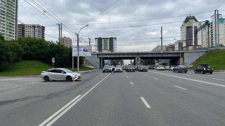 В Новосибирске автомобиль сбил 15-летнюю девочку на электросамокате