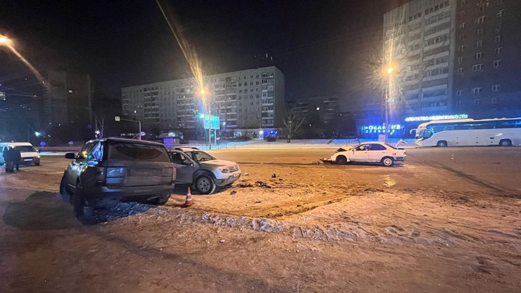 В Новосибирске три человека пострадали в лобовом столкновении двух машин