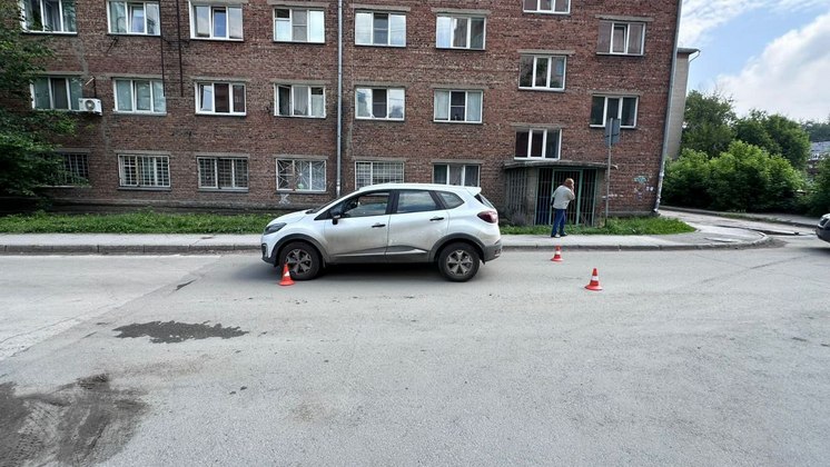 В Новосибирске автомобиль сбил 11-летнего мальчика на самокате во дворе дома