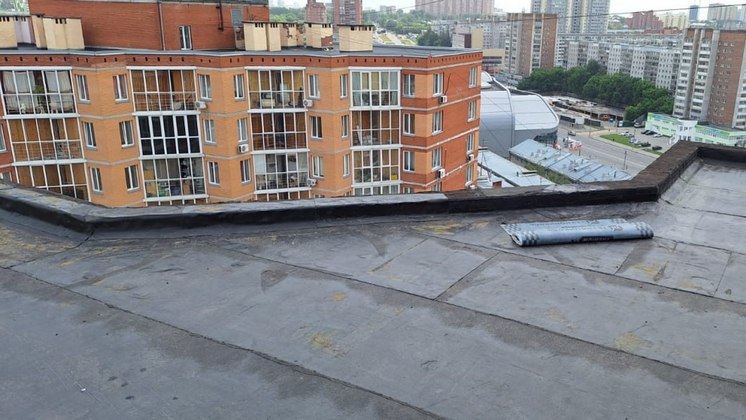 Новосибирские правоохранители начали проверку из-за падения рабочего с крыши