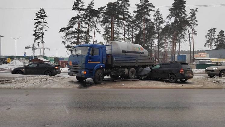 На Бердском шоссе Новосибирска легковой автомобиль влетел в автоцистерну с газом