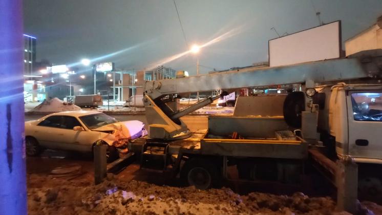 В Новосибирске машина сбила дорожного рабочего и врезалась в автокран