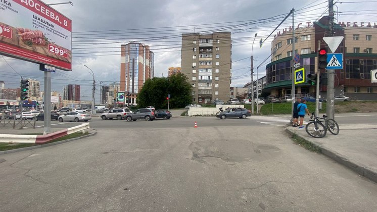 В Новосибирске водитель сбил 12-летнего велосипедиста и уехал с места ДТП