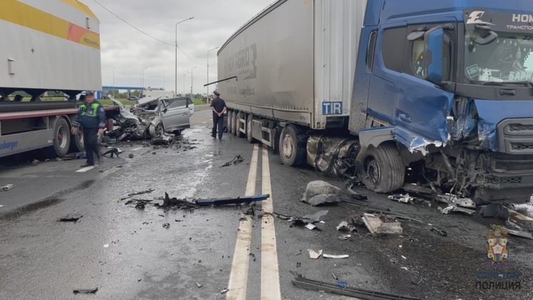 Двое новосибирцев погибли в ДТП с грузовиками в Омской области