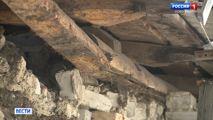 Новосибирские крыши не выдерживают веса тающего снега